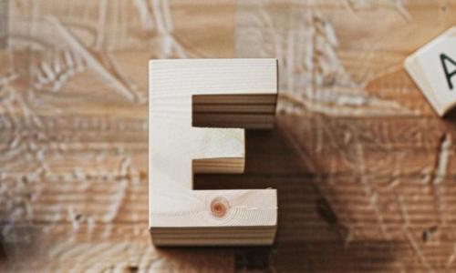 Vizualni prikaz najpogostejše črke v slovenščini ter pogostnosti ostalih črk.