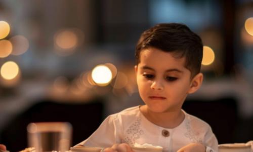 Ramadan je mesec posta, duhovnosti in povezanosti – odkrijte njegov pomen in tradicije po svetu.