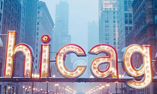 Prikaz dvojnega zapisa istega imena, Čikago in Chicago, kot primer transliteracije.