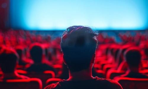 Nemška tradicija sinhronizacije filmov in serij ter primerjava s prakso v drugih državah.